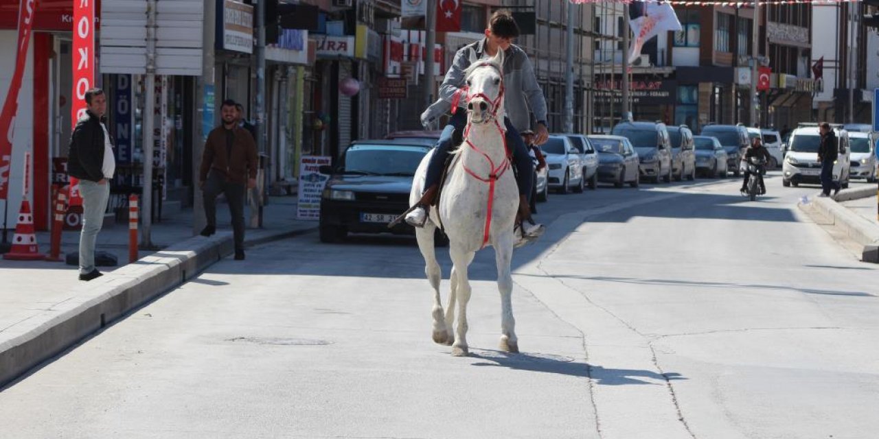 Konya’da caddede atla gezeni görenler telefona sarıldı