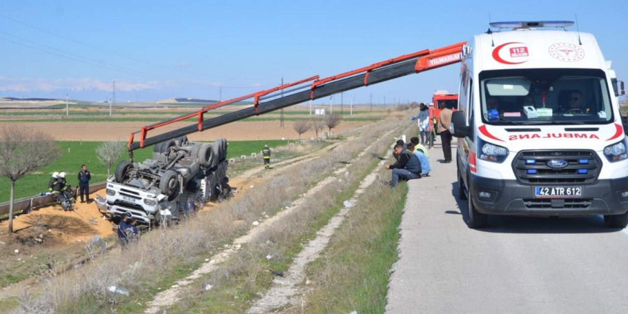 Konya’da buğday yüklü TIR devrildi, sürücü öldü