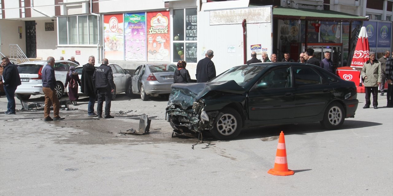 Konya’da biri yabancı plakalı 2 otomobil çarpıştı