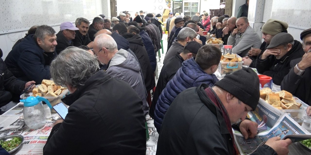 Asırlık askıda iftar geleneğini yıllardır sürdürüyor