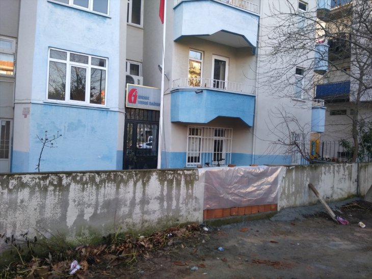 Makam aracı haczedilince bahçesinden vergi dairesine geçen yola duvar ördürdü