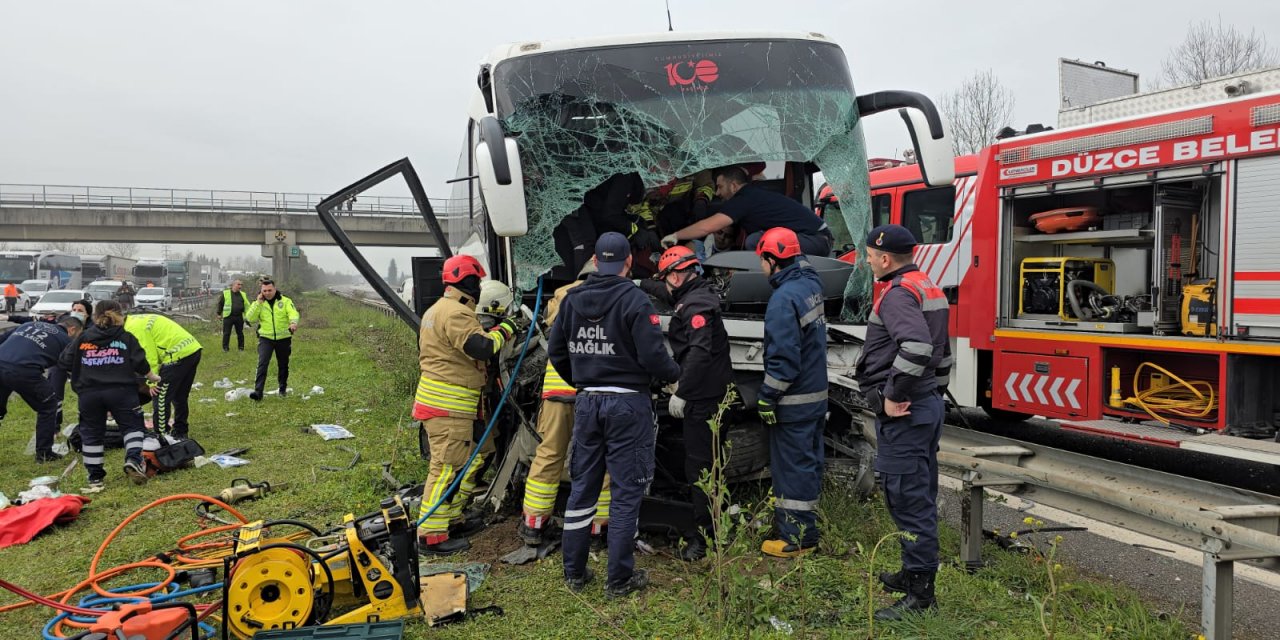 Yolcu otobüsü bariyerlere çarptı! Çok sayıda yaralı var