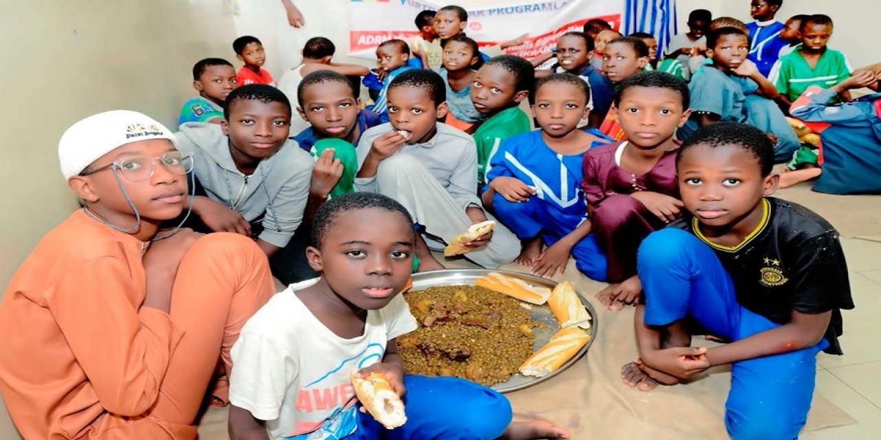 Konyalı hayırseverler Senegal'in başkenti Dakar'da öğrencilere iftar verdi