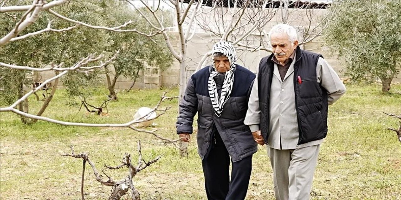 Alzheimer olan 57 yıllık eşinin elini biran olsun bırakmıyor