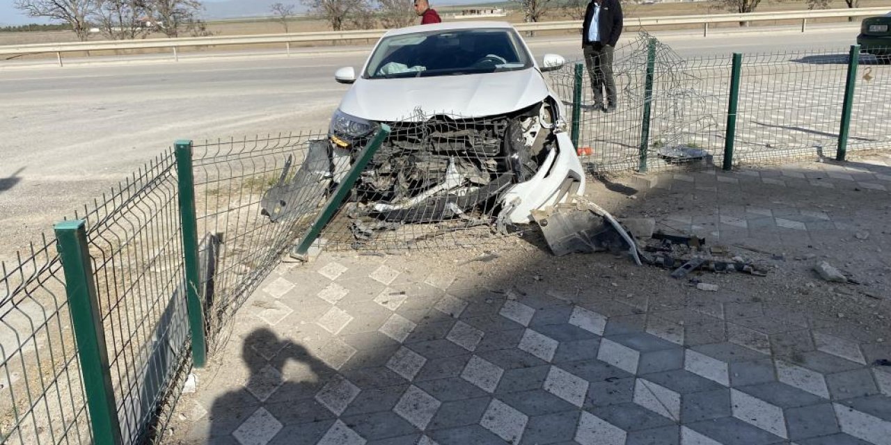 Konya’da kaza! Otomobilin iş yerine girmesini demir çit önledi