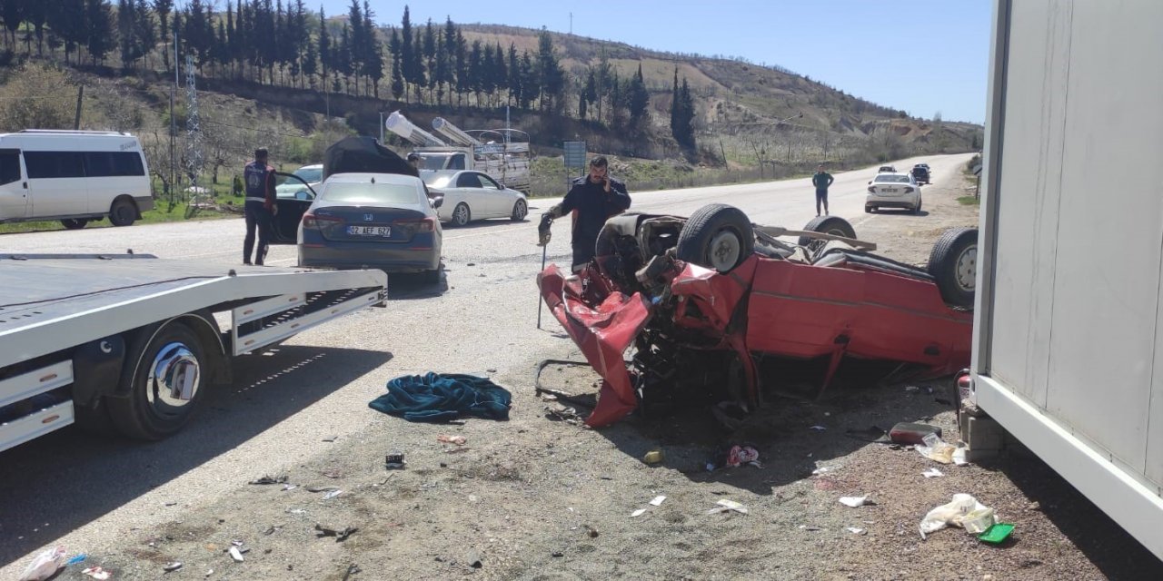 Kafa kafaya çarpışan otomobiller hurdaya döndü! 1 ölü, 6 yaralı