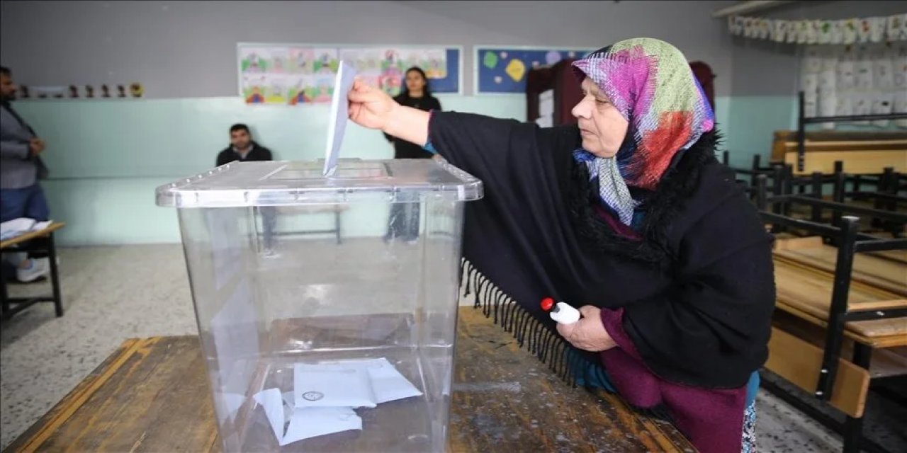 Türkiye yerel yöneticileri seçmek için sandık başında