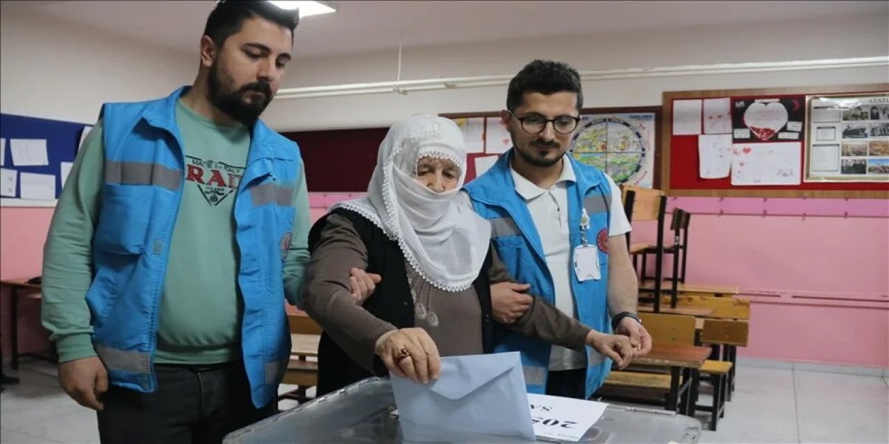 Hasta ve engelli seçmenler ekip yardımıyla oy kullanıyor