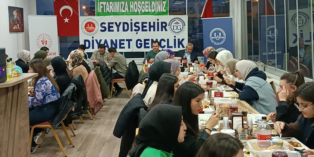 Konya’da üniversite öğrencilerine iftar yemeği