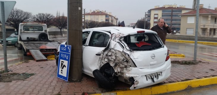 Konya'da tırla çarpışan otomobil, levhayı devirdi: 1 yaralı
