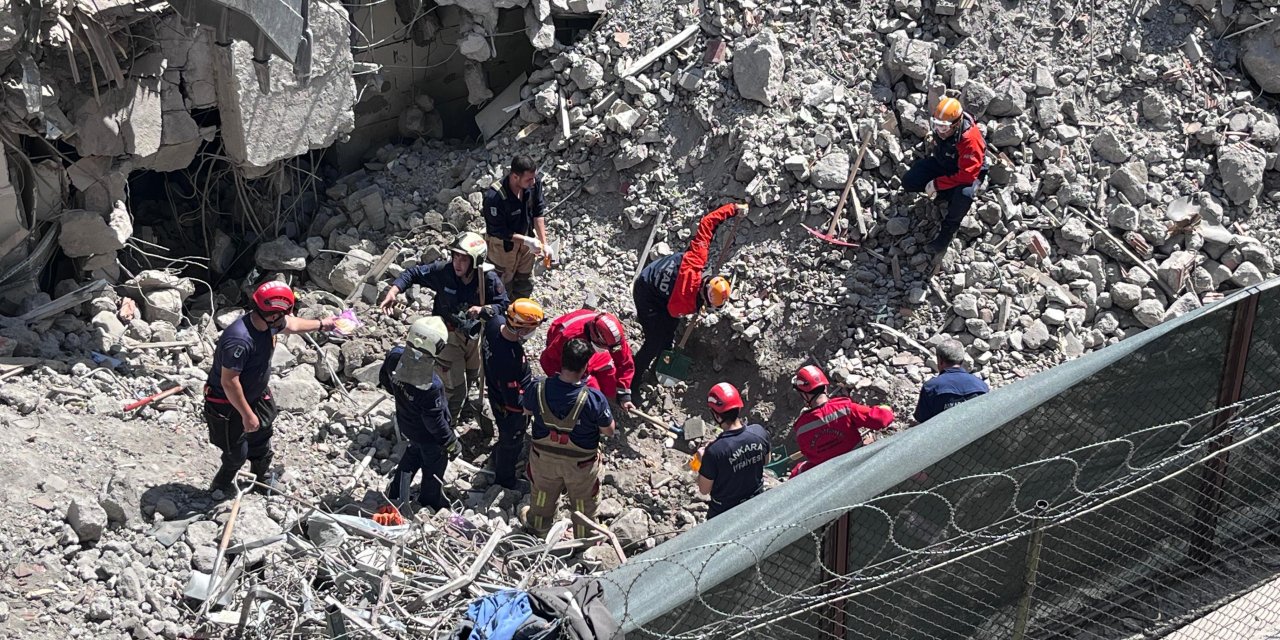 Göçük altında kalan işçi feci şekilde can verdi