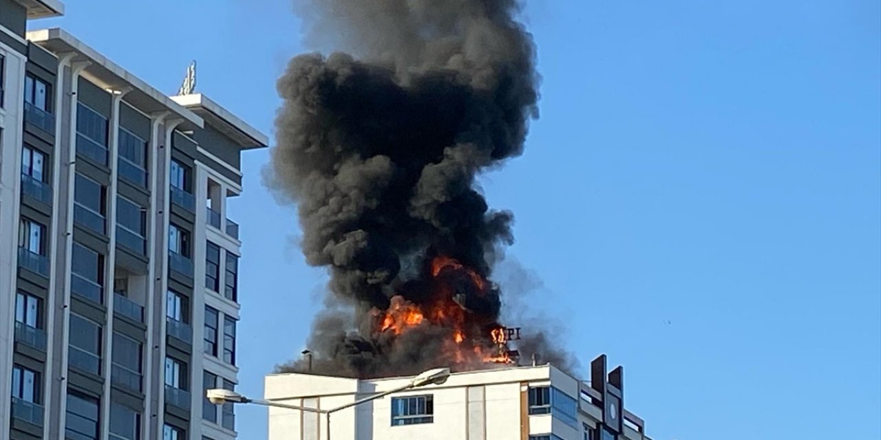 11 katlı binada korkutan yangın! 3 itfaiye personeli yaralandı
