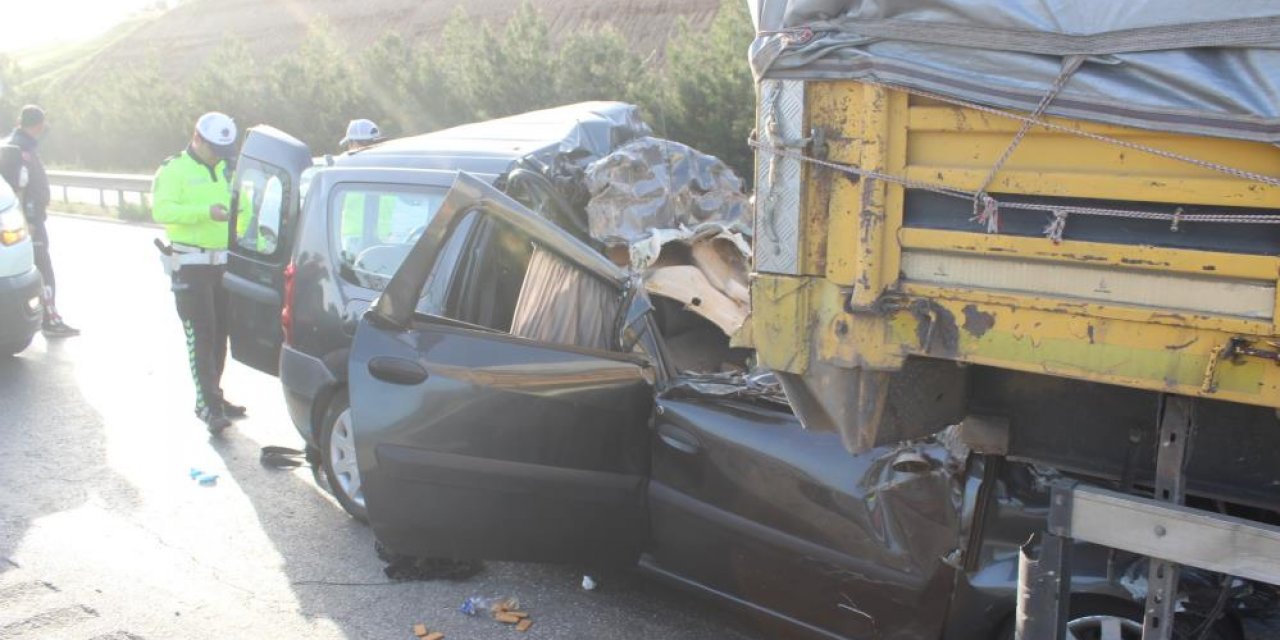 TIR’a arkadan çarpan kamyonetteki 3 kişi öldü