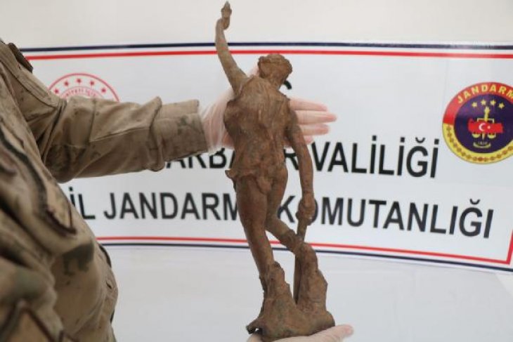 Jandarma, Roma dönemine ait savaşçı figürlü heykel ele geçirdi! Biri muhtar 10 kişi gözaltında
