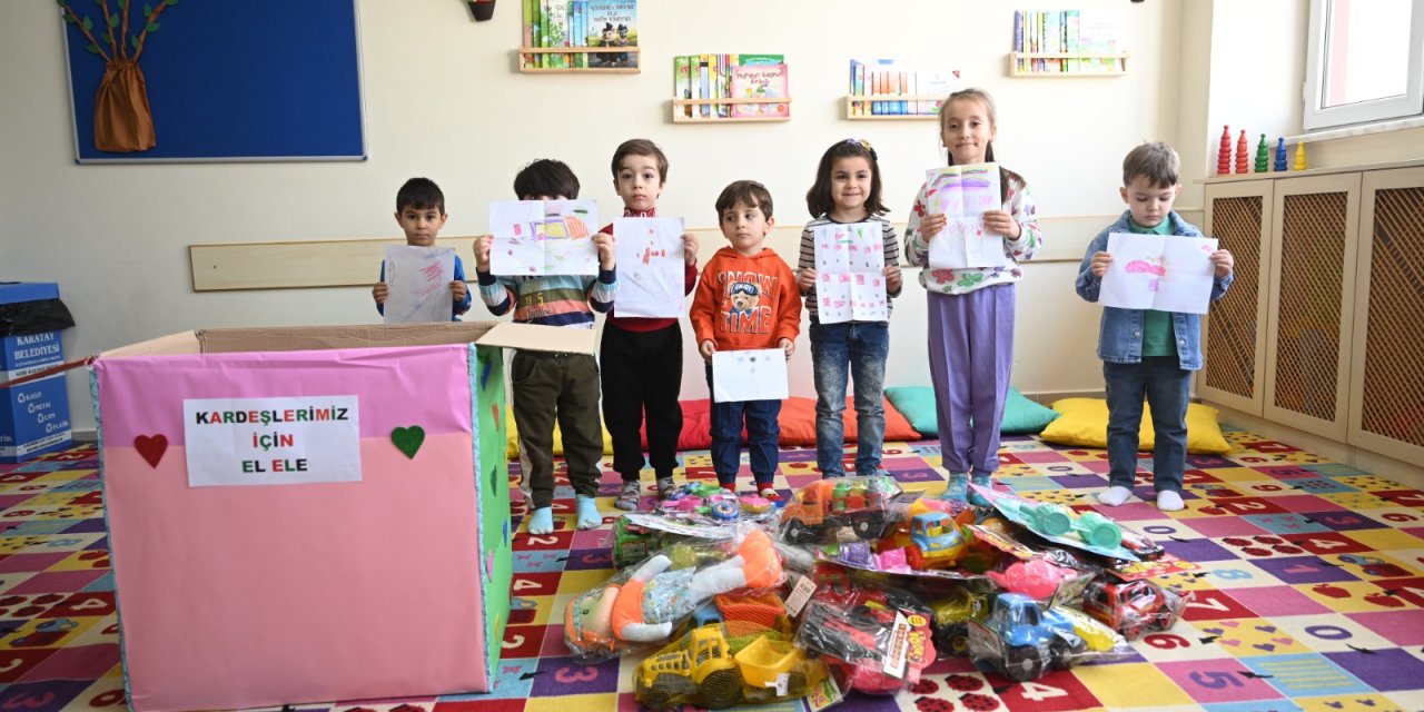 Bayramda Gazzeli çocukların yüzü KOMEK hediyeleriyle gülecek