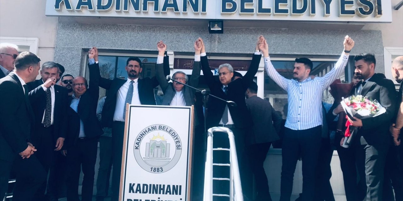 Kadınhanı Belediye Başkanı İrfan Karaca mazbatasını aldı