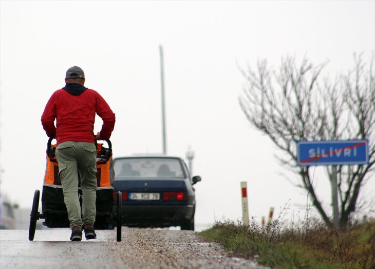 İslamiyeti anlatmak için İngiltere'den Mekke'ye yürüyor