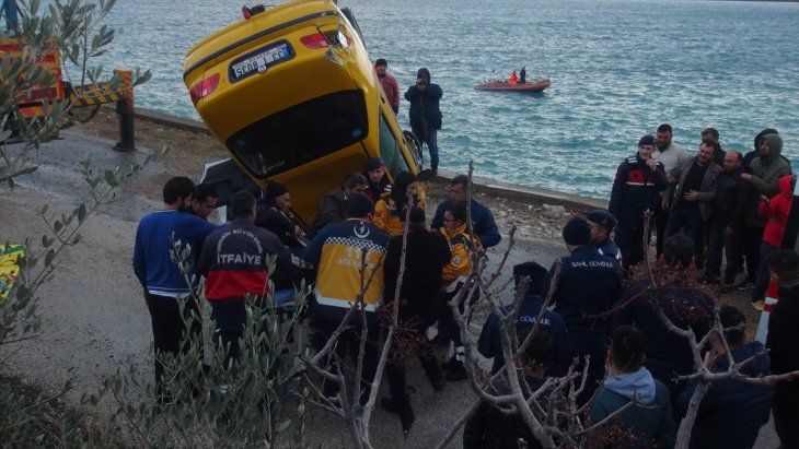 Denize devrilen otomobilin sürücüsü öldü