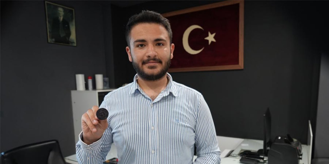 Türkiye’nin en genç muhtarı babasından mührü alarak göreve başladı