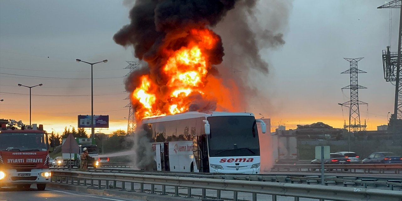 Seyir halindeki iki yolcu otobüsü yandı