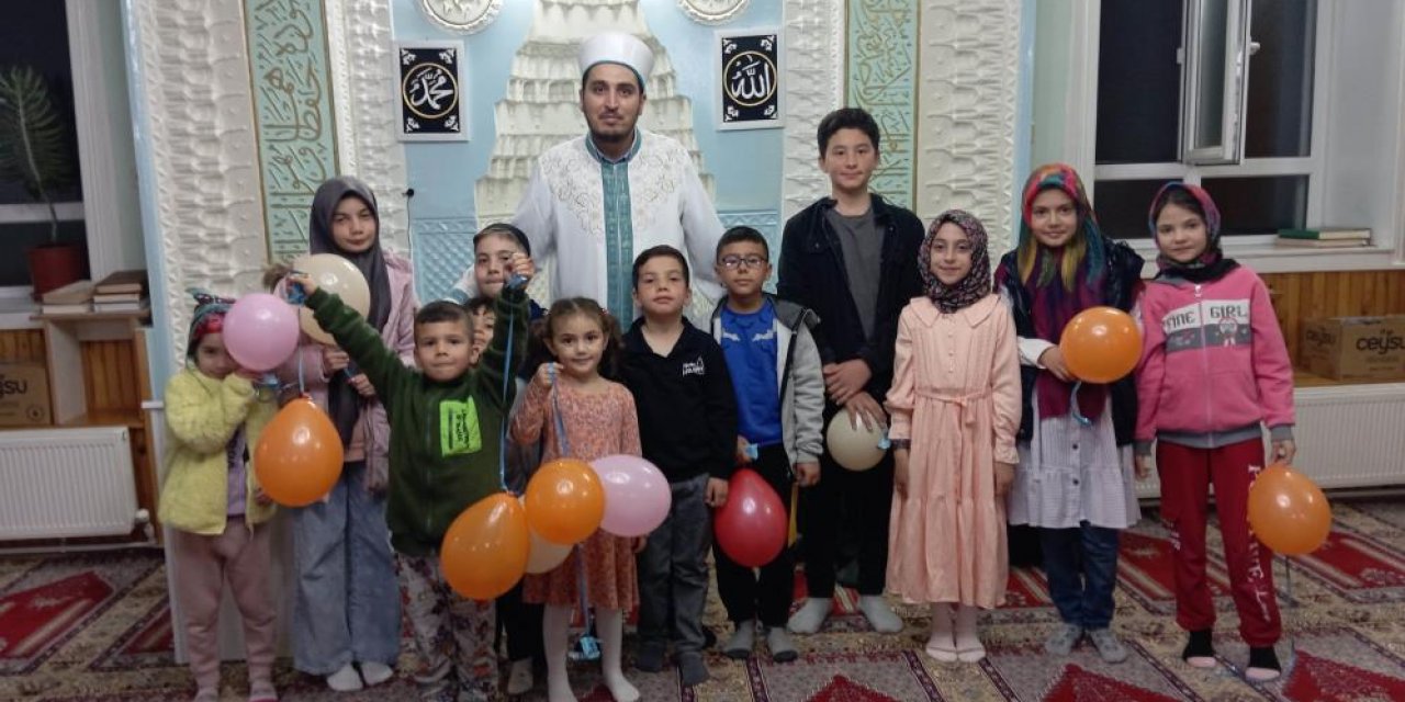 Konya’da teravih namazına gelen çocuklar sevindiriliyor