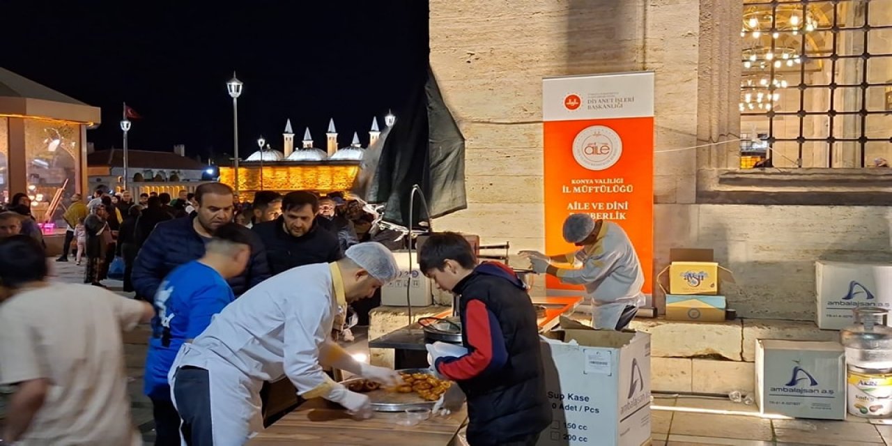 Konya’da lokma tatlısı ve Kur’an-ı Kerim dağıtıldı