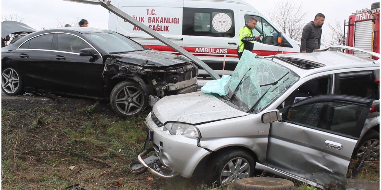 Konya’da otomobiller çarpıştı: 1’i çocuk 6 yaralı