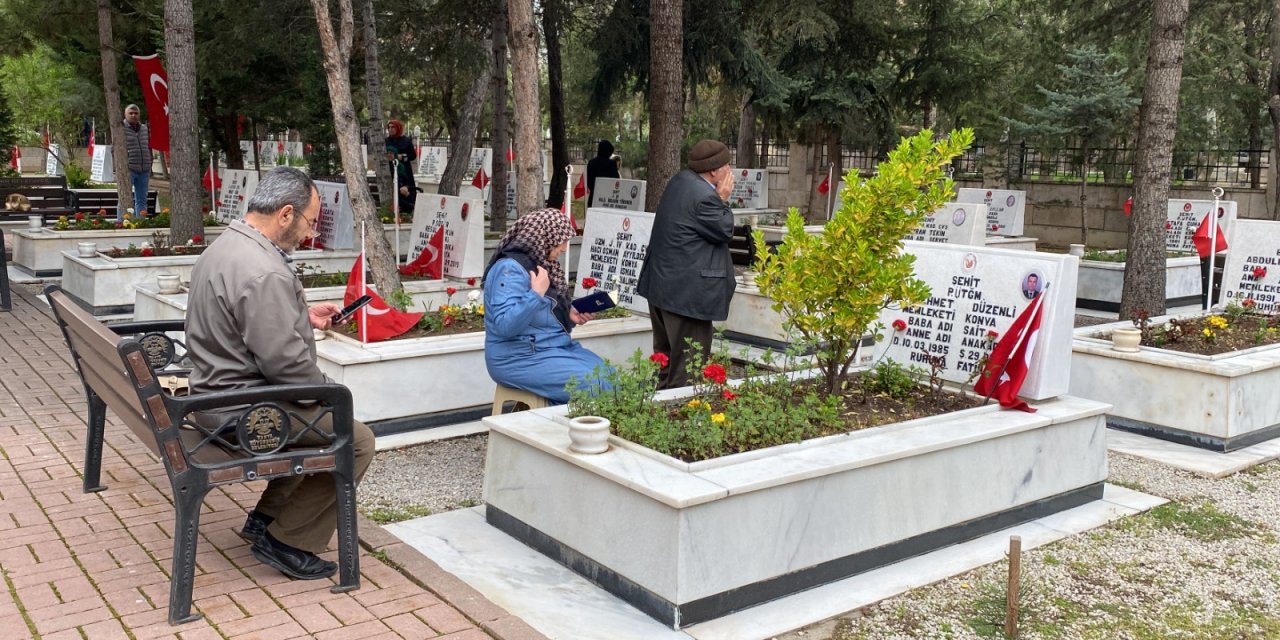 Konya'da mezarlıklarda bayram yoğunluğu