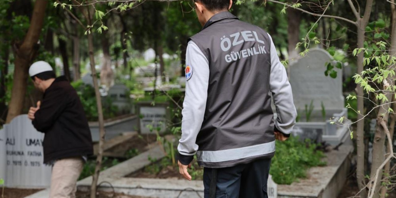 Arefe günü mezarlıktaki sahte hocalar sınava takıldı