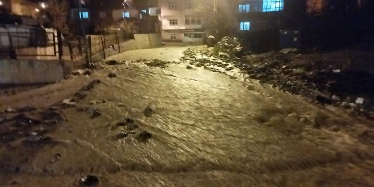 Sağanak yağış sele döndü, 15 mahalle sular altında kaldı
