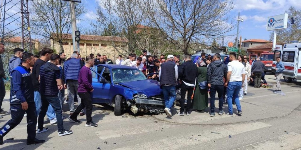 Konya yolunda 2 otomobil ve motosiklet çarpıştı: 10 yaralı