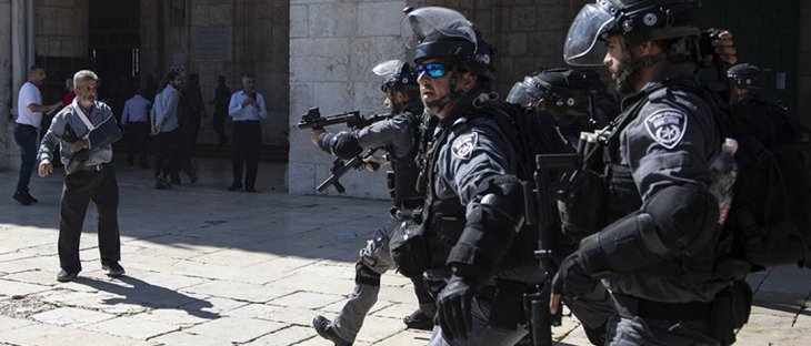 Siyonist İsrail polisi Mescid-i Aksa'da cemaate saldırdı: 10 yaralı