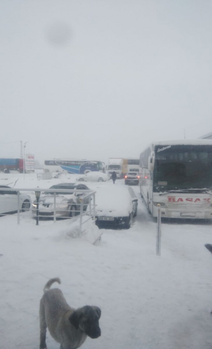 Kar ve tipi Erzincan-Sivas yolunu kapattı