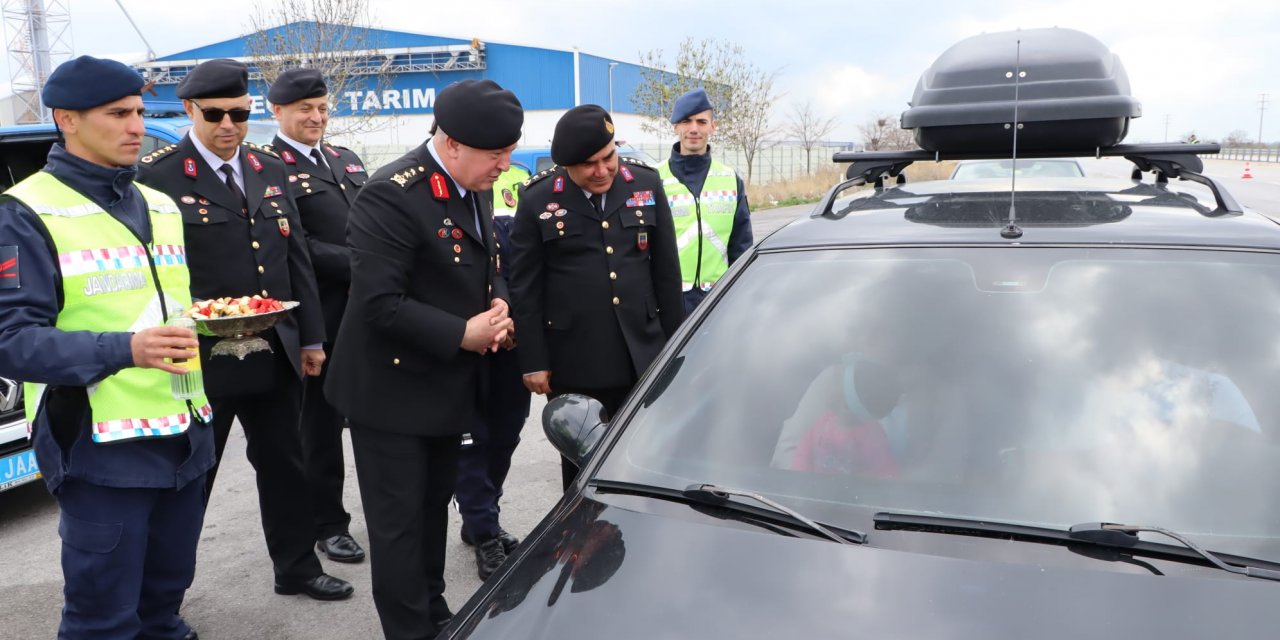 Konya İl Jandarma Komutanı Özkul, sürücüler ve jandarma personeli ile bir araya geldi