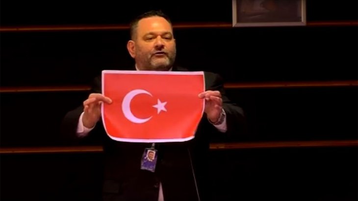 Türk bayrağını yırtan Yunan vekil hakkında soruşturma başlatıldı