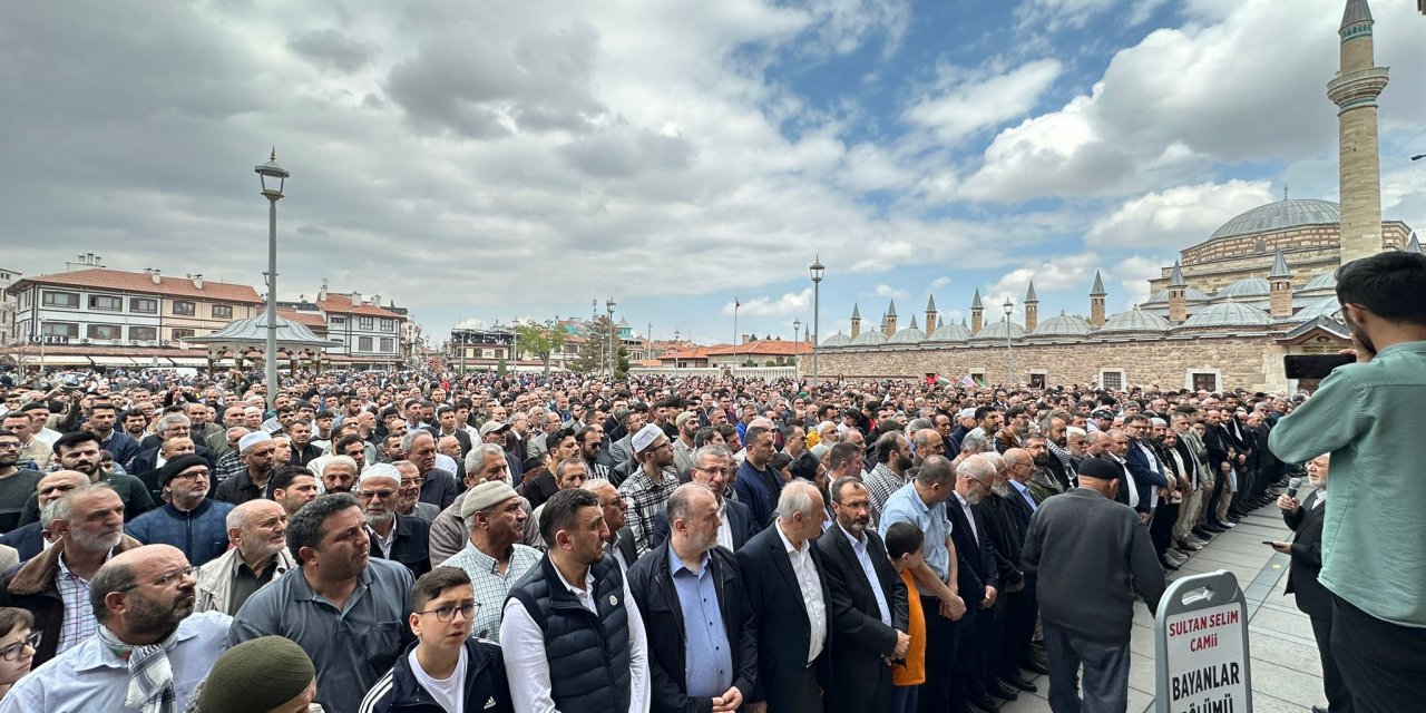 Konya, Hamas şehitleri için gıyabi cenaze namazına durdu