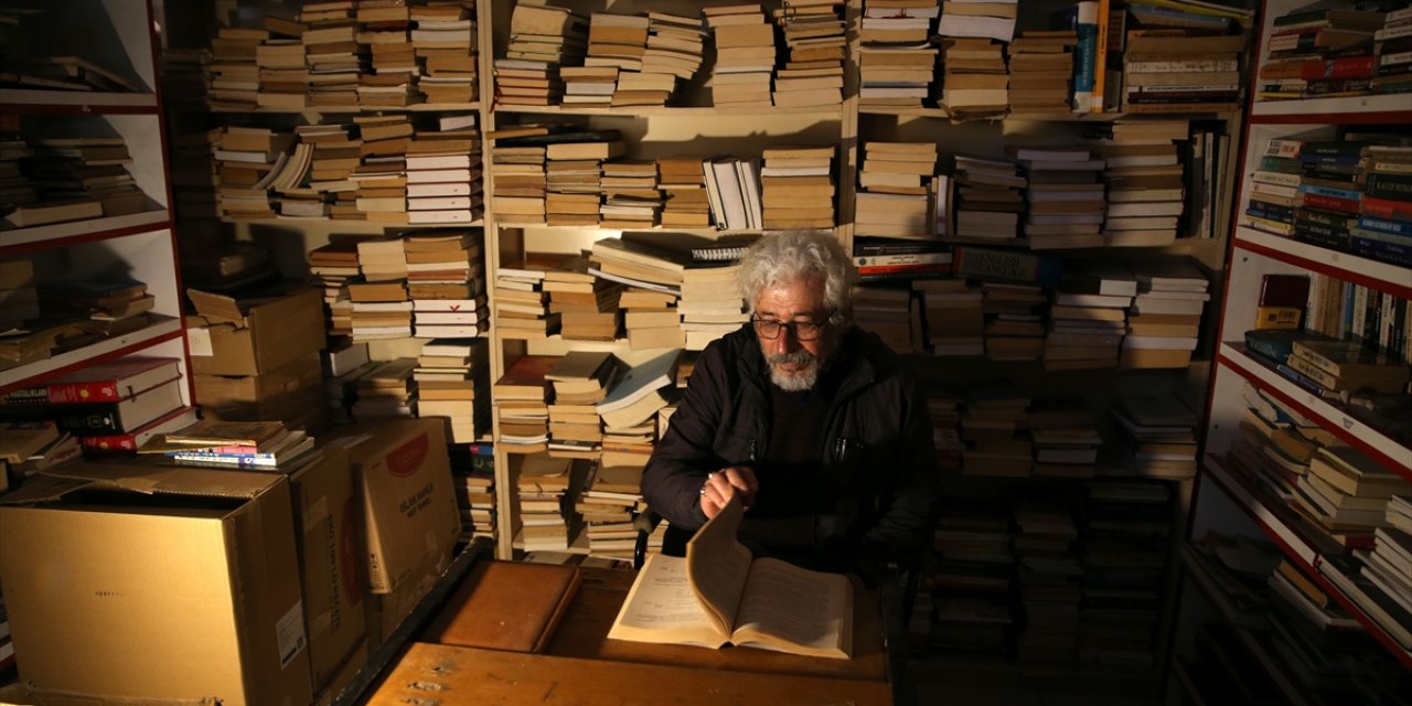 Konya’da kitap aşığı emekli işçi biriktirdiği kitaplara hayat veriyor