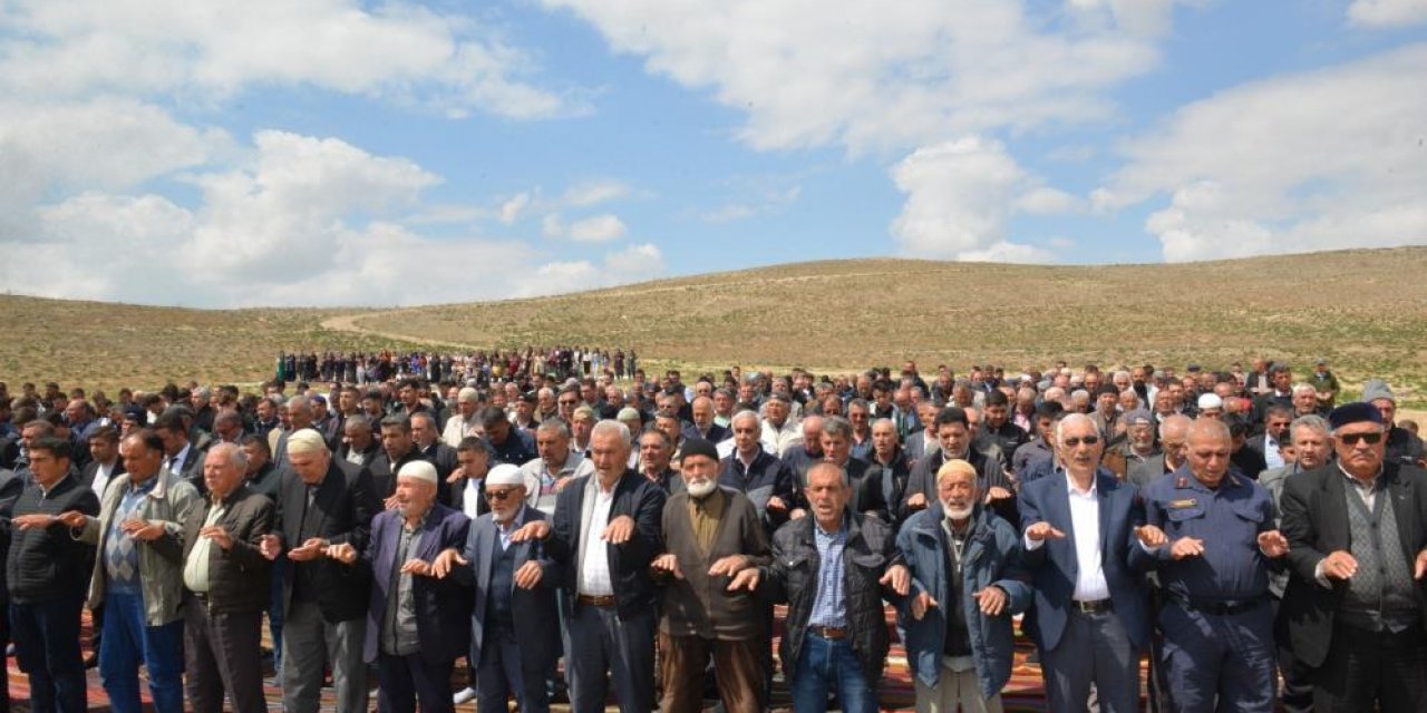 Çiftçiler Konya sınırında yağmur duasına çıktı