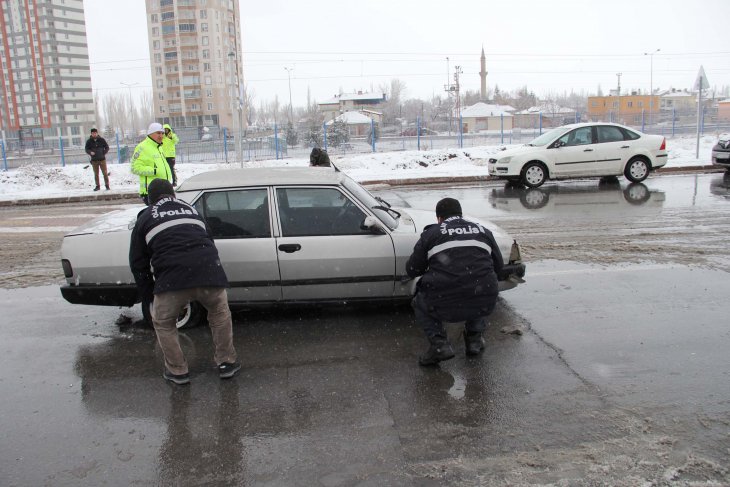 'Dur' ihtarına uymayan şüpheliler otomobilin lastiklerine ateş edilerek yakalandı