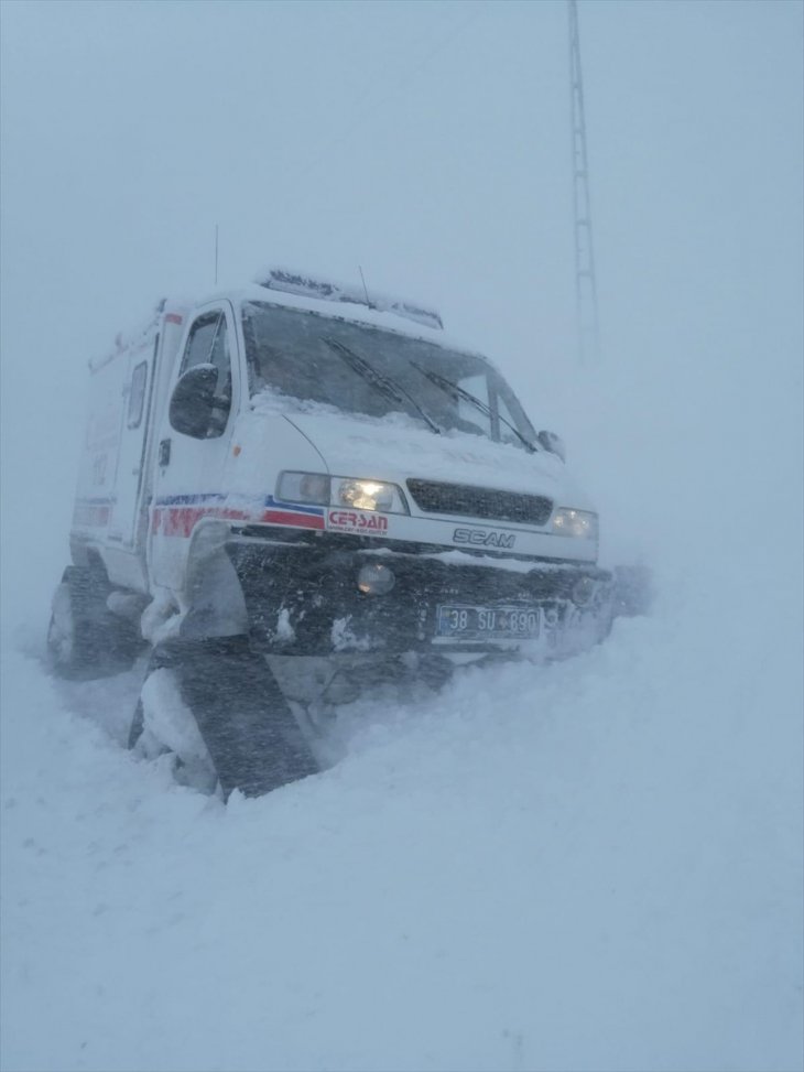Karda ulaşılamayan hastaların imdadına paletli ambulanslar yetişti