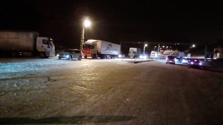 Kar ve tipi nedeniyle 70 araç yolda kaldı