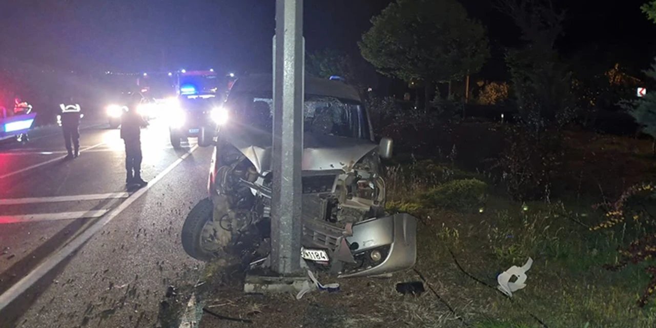 Konya’da direğe çarpan araçtaki 1 kişi öldü