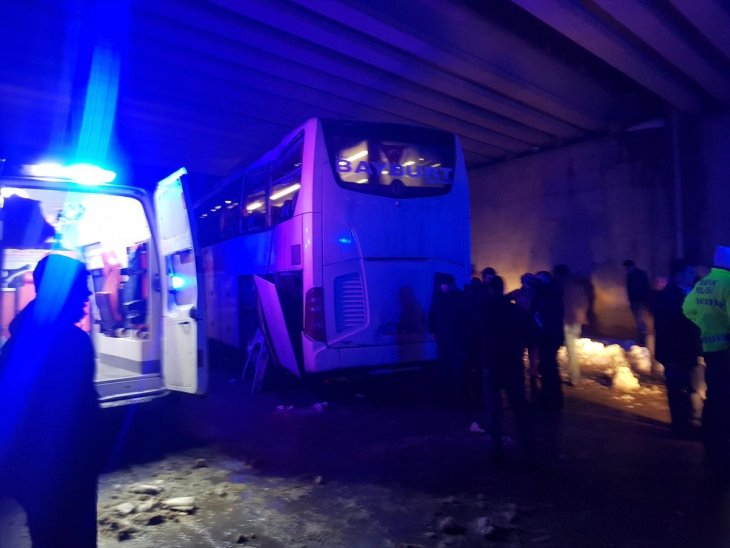 Yolcu otobüsü köprüye çarptı: 9 yaralı