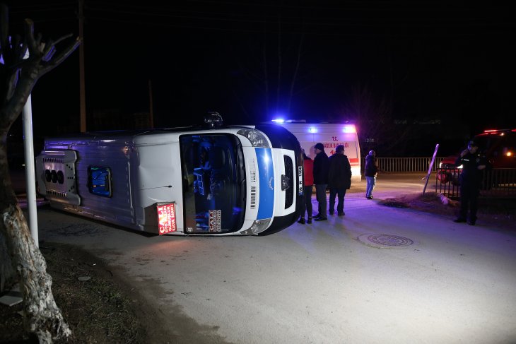 Yolcu minibüsü devrildi, 23 kişi ölümden döndü