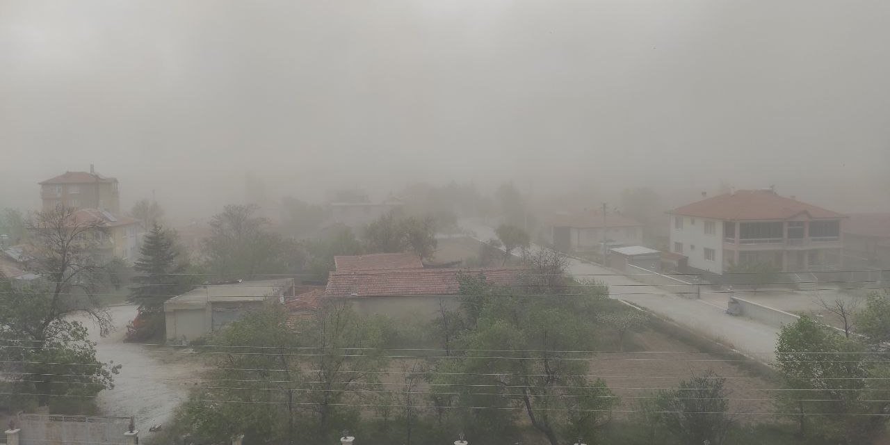Konya'da fırtına ağaçları yıkıyor, çatıları uçuruyor
