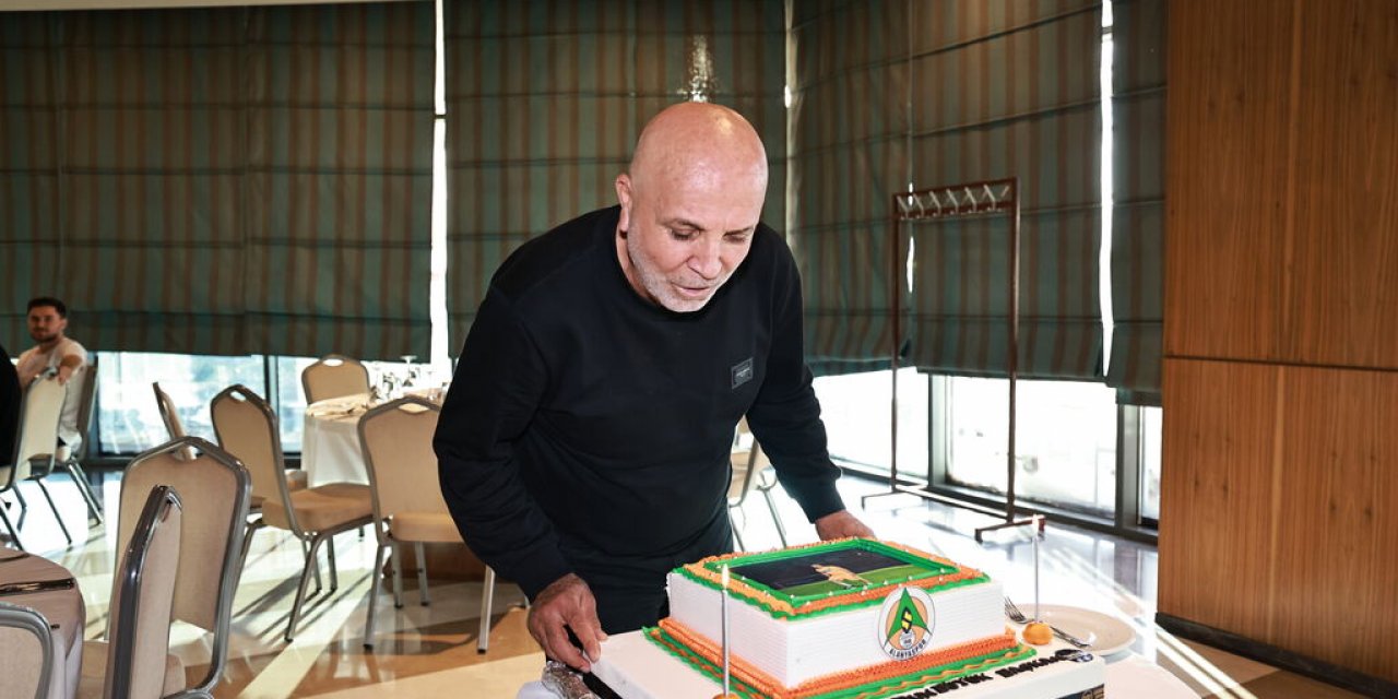 Alanyaspor Başkanı Çavuşoğlu’na Konya’da doğum günü sürprizi
