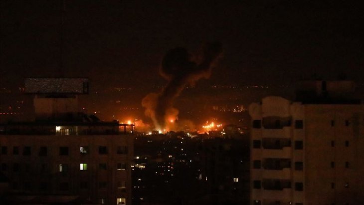 Katil İsrail Gazze'yi hava saldırısıyla vurdu