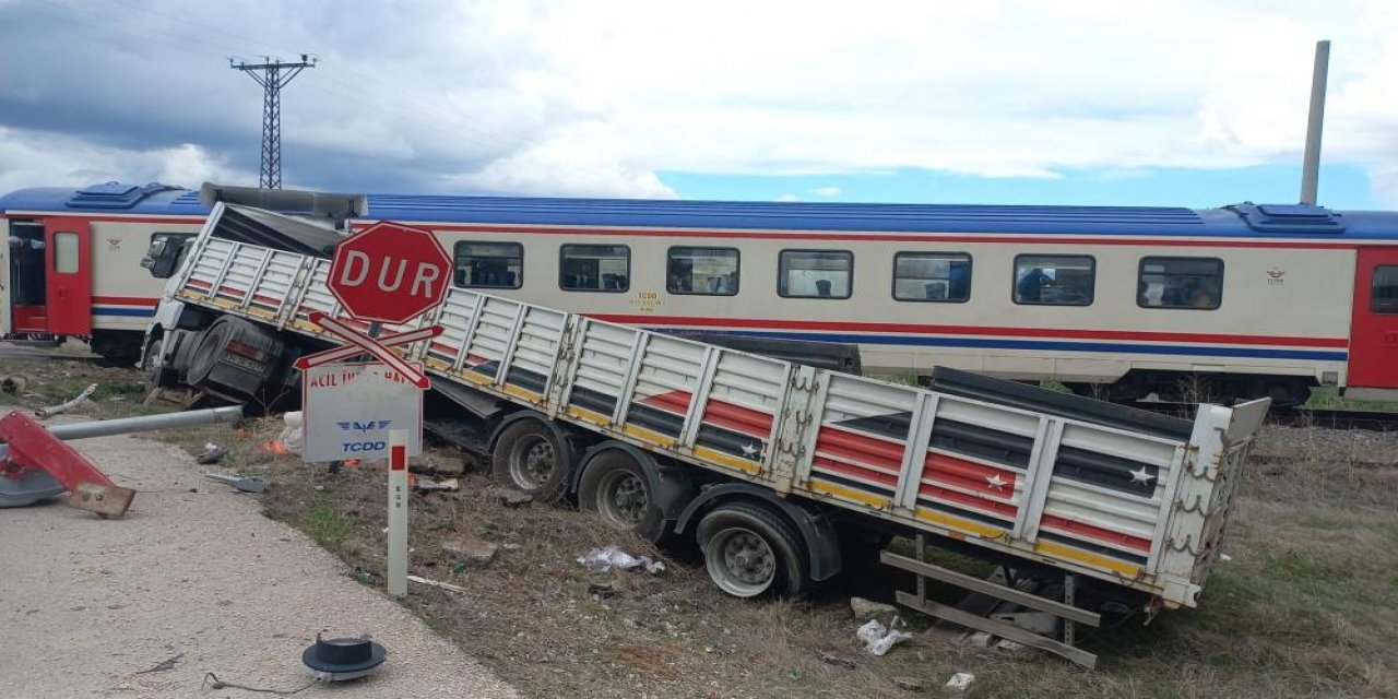 Konya’ya gelen yolcu treni TIR’a çarptı
