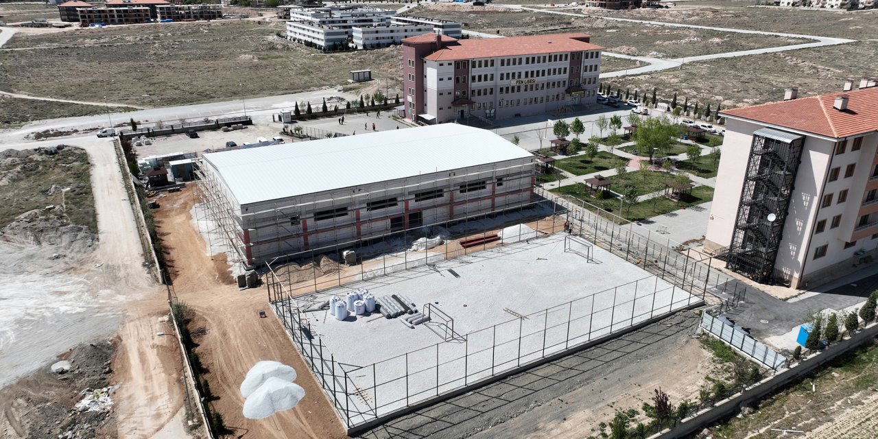 Konya’da bir okula kapalı spor salonu ve suni çim saha  kazandırılıyor