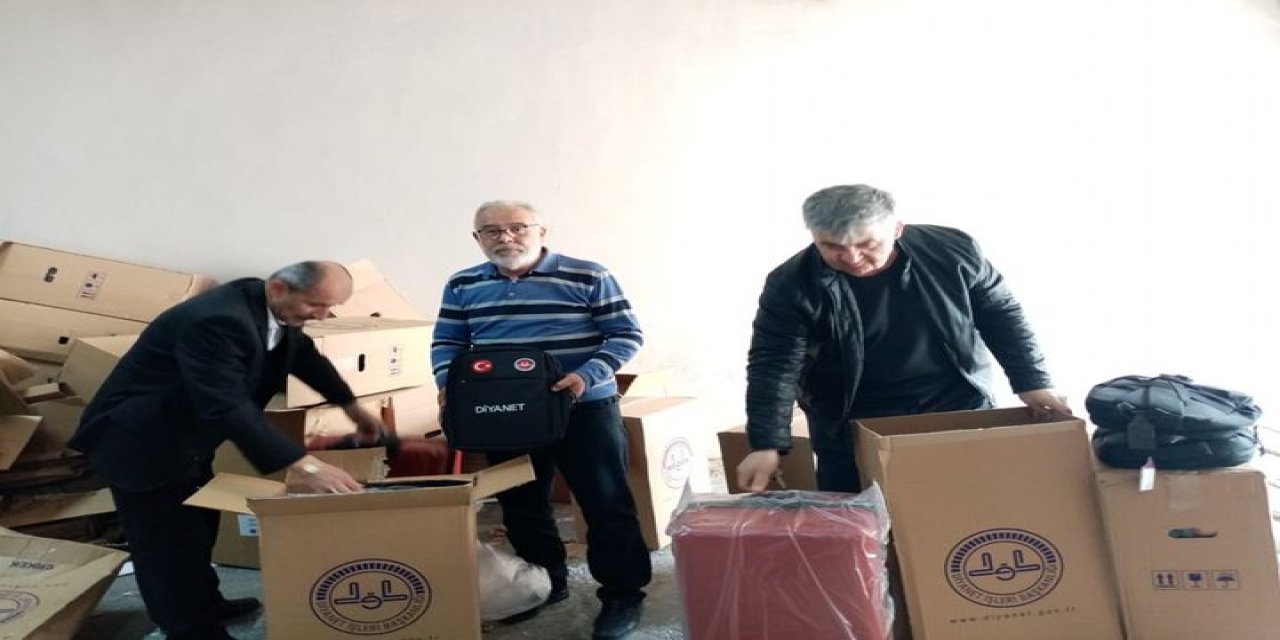 Konya’daki hacı adaylarına valizleri dağıtıldı